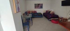 Καθιστικό στη Villa Memories με άνετο καναπέ, τηλεόραση και φωτεινό χώρο-2