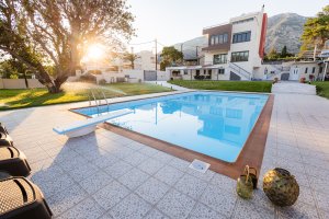 Ιδιωτική πισίνα της Villa Memories με βατήρα και πλακόστρωτο χώρο