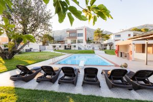 Ιδιωτική πισίνα της Villa Memories με ξαπλώστρες, BBQ και κήπο