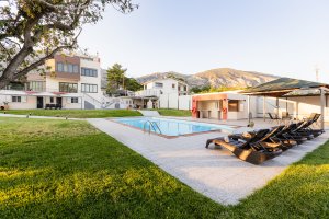 Ιδιωτική πισίνα της Villa Memories με ξαπλώστρες, BBQ και κήπο