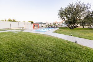 Πανοραμική άποψη του ιδιωτικού κήπου και της πισίνας στη Villa Memories στην Κινέτα