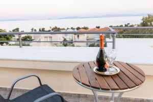 Τραπεζάκι στη βεράντα της Villa Memories με ποτό και θέα θάλασσα