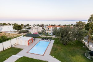 Θέα της πισίνας και του κήπου της Villa Memories από τον πάνω όροφο