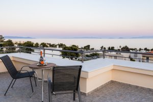 Βεράντα της Villa Memories με καθιστικό και θέα τη θάλασσα στο ηλιοβασίλεμα