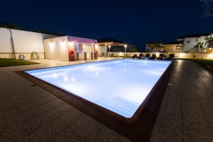 Ιδιωτική πισίνα της Villa Memories στην Κινέτα με νυχτερινό φωτισμό