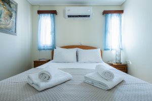 Υπνοδωμάτιο της Villa Memories με διπλό κρεβάτι και φυσικό φωτισμό από δύο παράθυρα