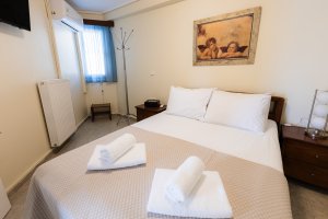 Υπνοδωμάτιο της Villa Memories στην Κινέτα με διπλό κρεβάτι, καθαρές πετσέτες και φυσικό φως