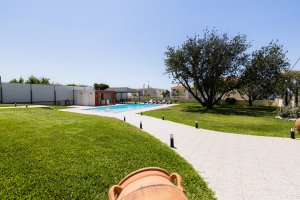 Μεγάλος ιδιωτικός κήπος της Villa Memories στην Κινέτα με πισίνα και μονοπάτι