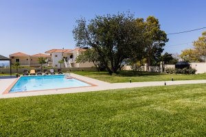 Ιδιωτική πισίνα της Villa Memories με ξαπλώστρες και κήπο στην Κινέτα