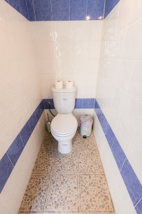 WC επισκεπτών της Villa Memories στην Κινέτα με μοντέρνα πλακάκια και πλήρη εξοπλισμό