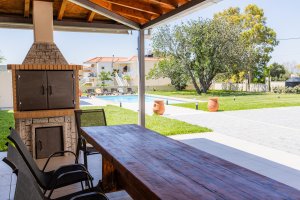 Εξωτερικός BBQ χώρος της Villa Memories με θέα τον κήπο και την ιδιωτική πισίνα