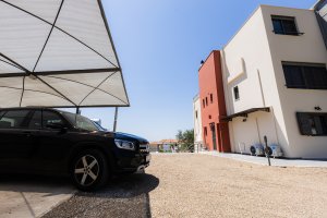 Ιδιωτικός χώρος στάθμευσης με σκίαση στη Villa Memories στην Κινέτα