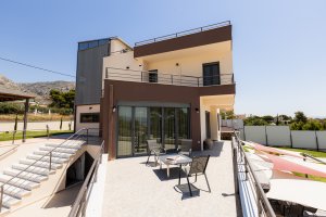 Ευρύχωρη βεράντα στη Villa Memories στην Κινέτα με καθιστικό και θέα τον κήπο