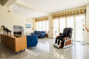 Ευρύχωρο σαλόνι της Villa Memories στην Κινέτα με άνετους καναπέδες και φυσικό φως