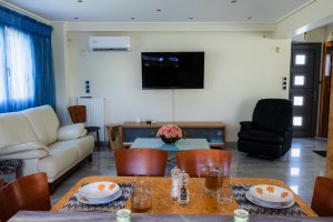 Σαλόνι της Villa Memories στην Κινέτα με τηλεόραση επίπεδης οθόνης και άνετα καθίσματα