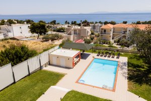 Ιδιωτική πισίνα της Villa Memories με θέα τη θάλασσα και τον κήπο