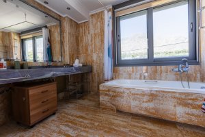 Ευρύχωρο μπάνιο της Villa Memories στην Κινέτα με μπανιέρα και μεγάλο καθρέφτη